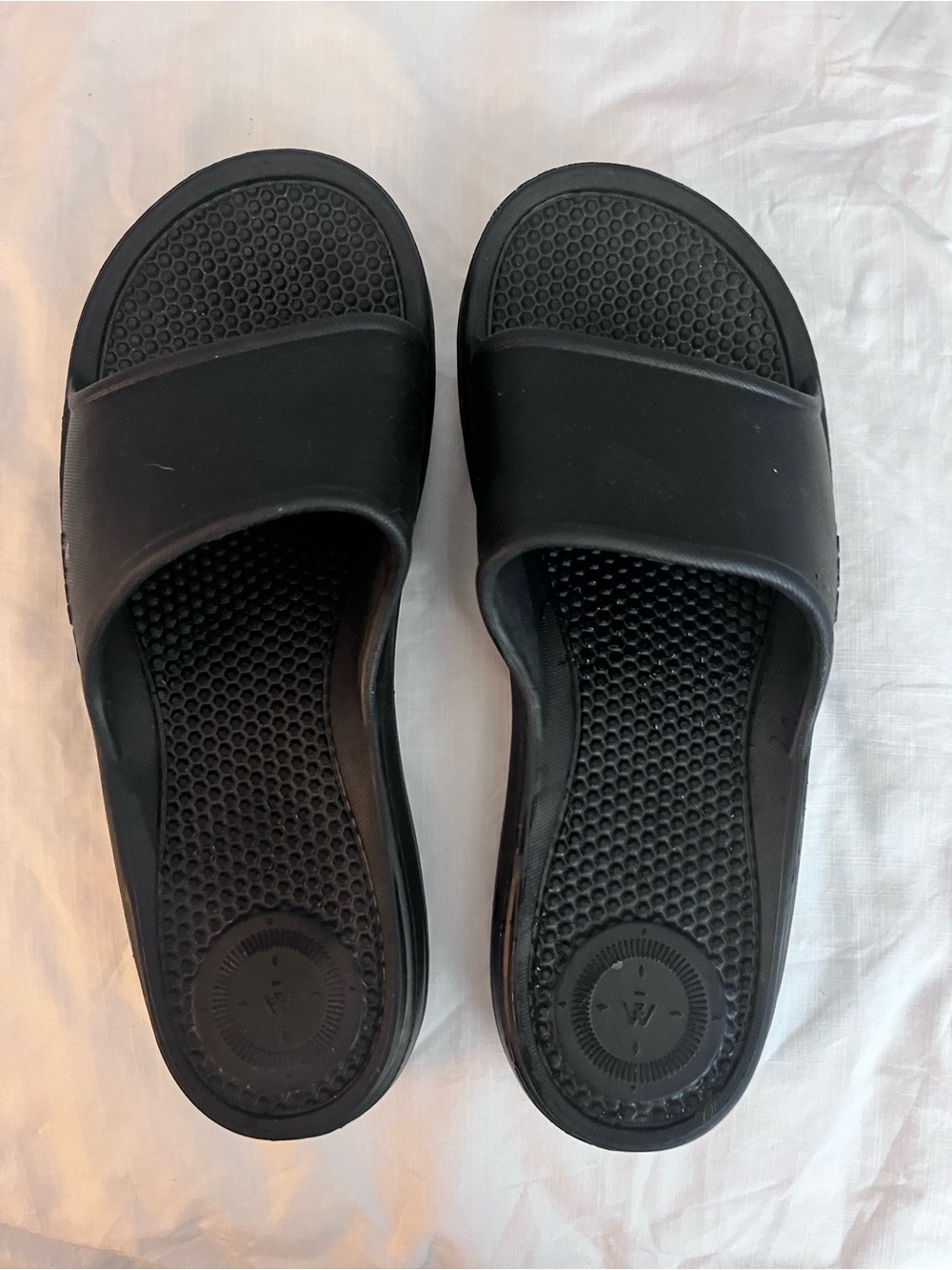 totes Ara Black Slip-On Cushioned Slide Sandals